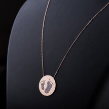Золотое колье с ножками младенца в фианитах (912373) | Seven.Deals Золотое колье с ножками младенца в фианитах (912373) | Seven.Deals